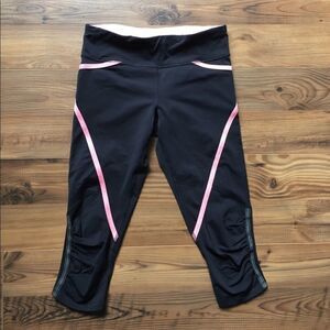 Lululemon 4 athletic capri black pink Ruched